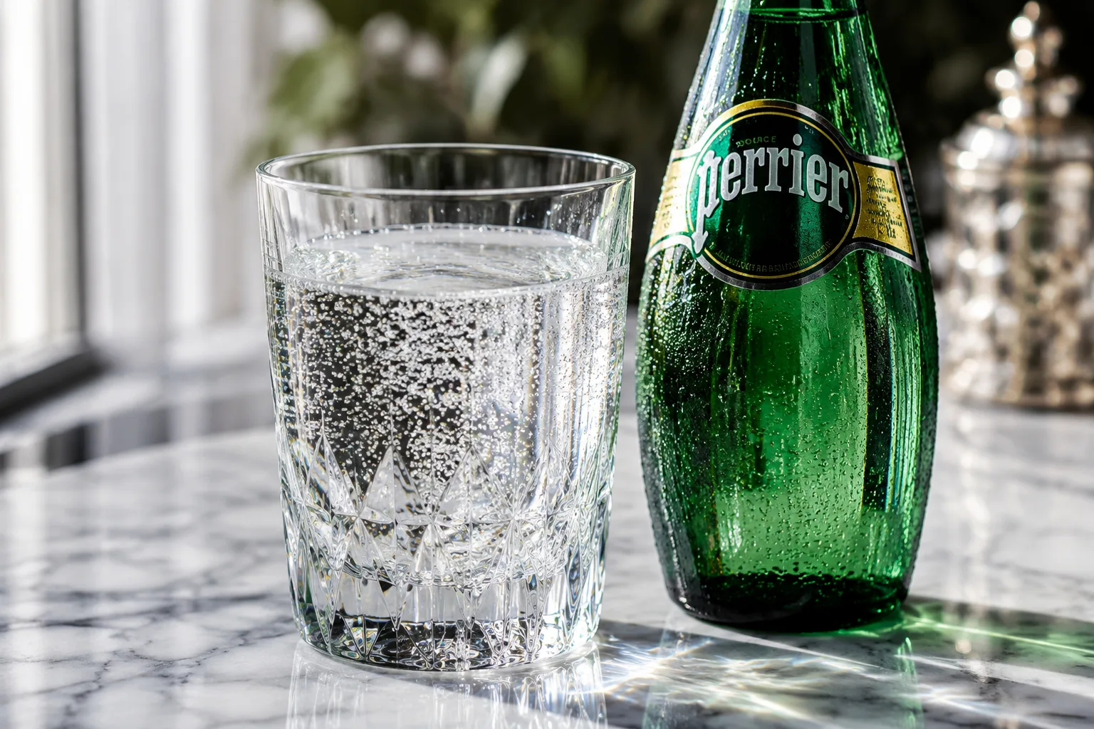 Lớp bọt ga sắc n&eacute;t của nước kho&aacute;ng Perrier khi r&oacute;t ra ly pha l&ecirc;.]