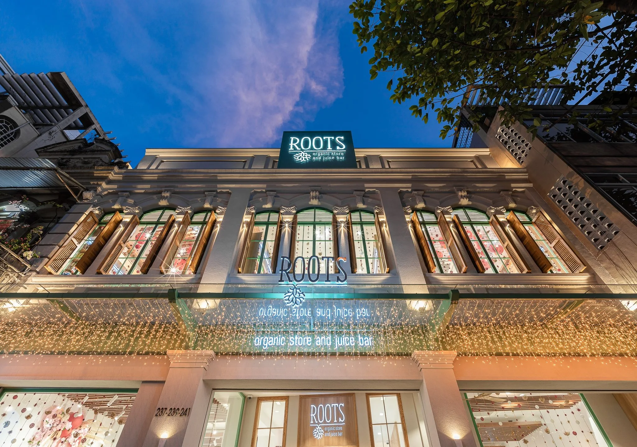 Mặt tiền siêu thị Roots