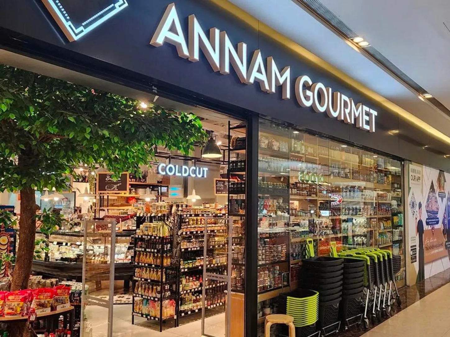 Quầy ph&ocirc; mai v&agrave; thịt nguội nhập khẩu tại si&ecirc;u thị Annam Gourmet.
