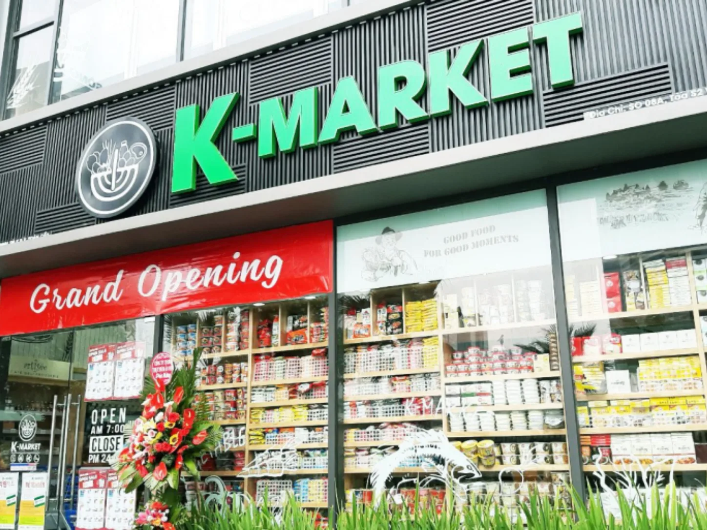 Cửa h&agrave;ng K-Market trưng b&agrave;y đầy ắp c&aacute;c loại m&igrave; g&oacute;i&nbsp;