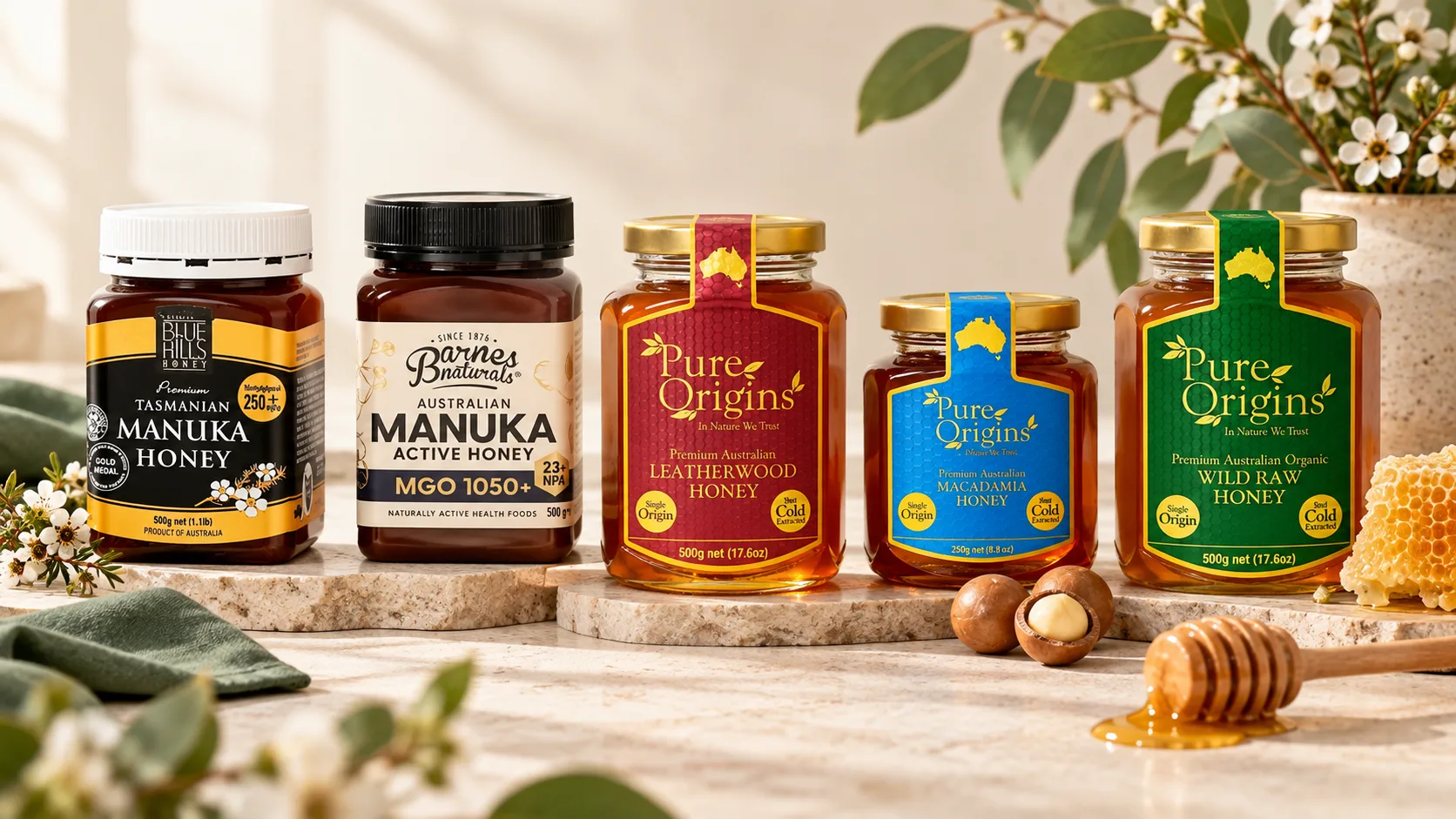 Năm hũ mật ong Blue Hills, Barnes và Pure Origins được bố trí trên nền đá sáng