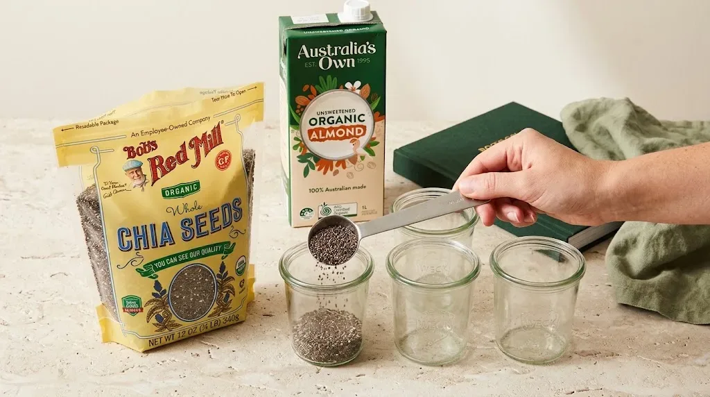 Chuẩn bị bữa sáng ngâm qua đêm với Hạt Chia Hữu Cơ Bob's Red Mill 340g và Sữa Hạnh Nhân Hữu Cơ Australia's Own 1L