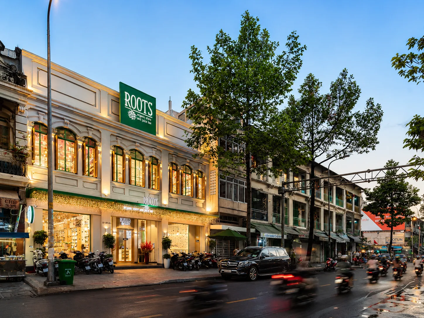 Siêu thị Roots góc nghiêng từ phía đối diện