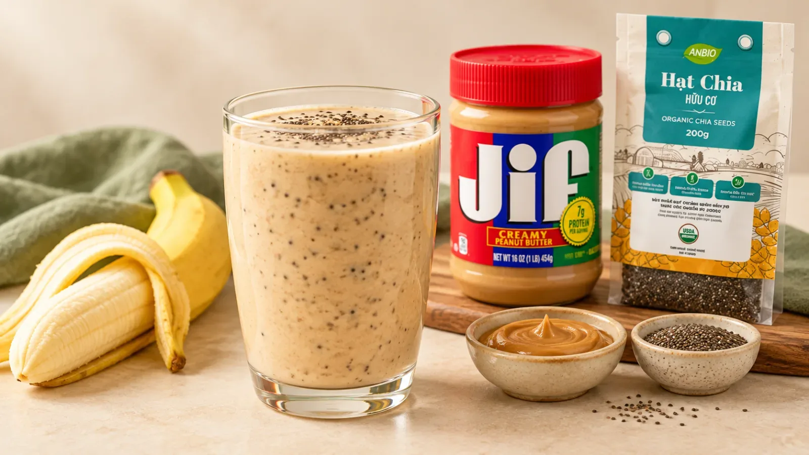 Ly sinh tố chuối, bơ đậu phộng v&agrave; hạt chia với nguy&ecirc;n liệu bơ đậu phộng Essential Everyday v&agrave; hạt chia hữu cơ ANBIO