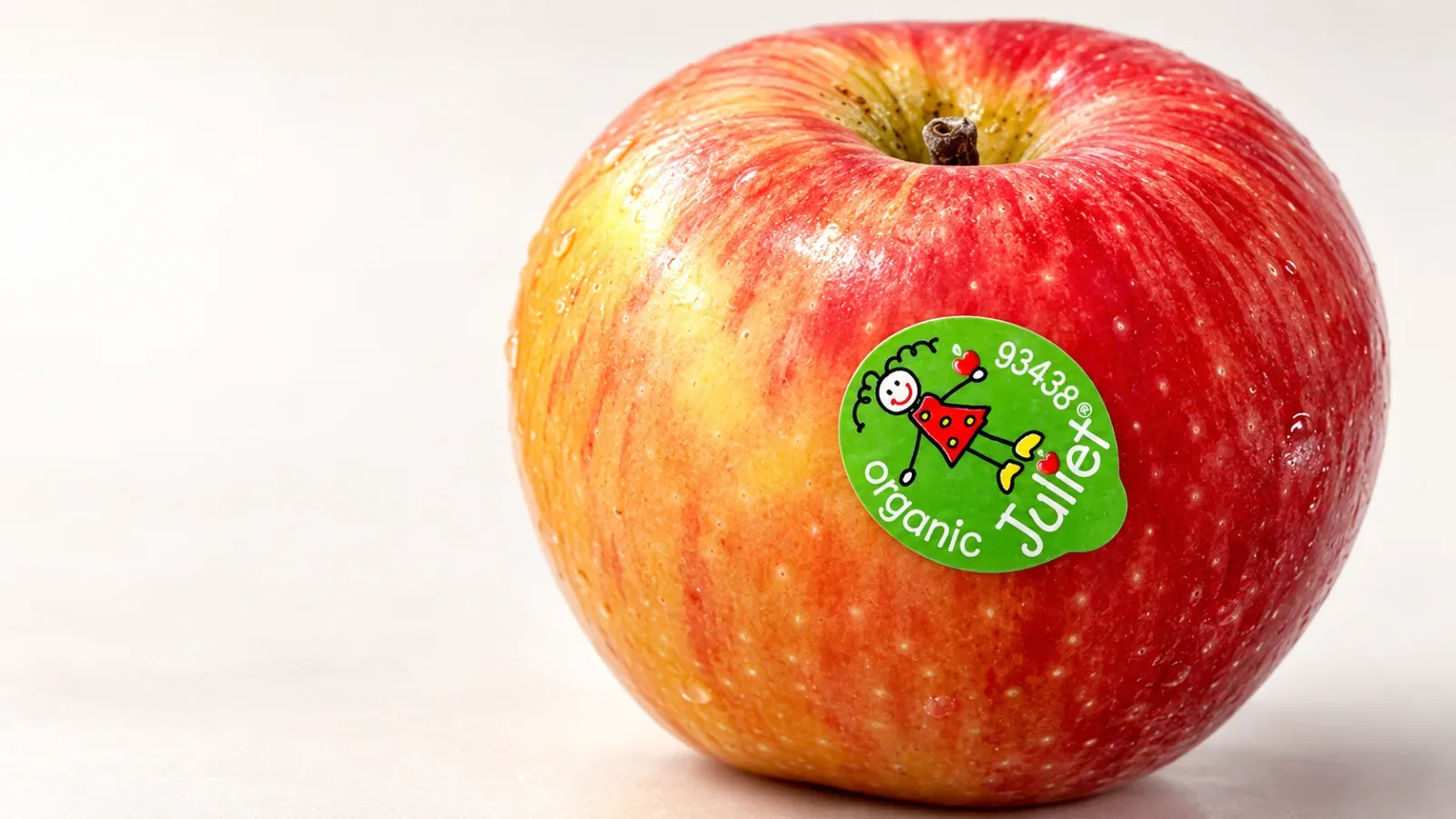 Cận cảnh tem PLU 93438 trên táo Juliet Organic Pháp giúp nhận biết táo hữu cơ