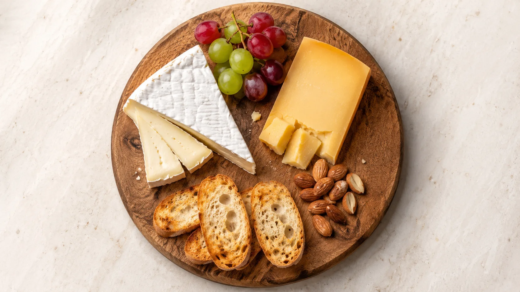 Gợi ý cách bày khay phô mai (cheese platter) đơn giản tại nhà với các loại cơ bản