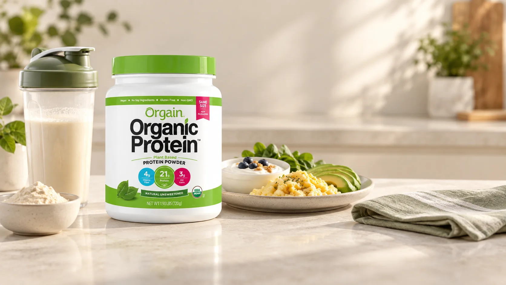 Protein thực vật Orgain b&ecirc;n cạnh shaker v&agrave; thực phẩm gi&agrave;u protein trong bố cục dinh dưỡng c&acirc;n bằng
