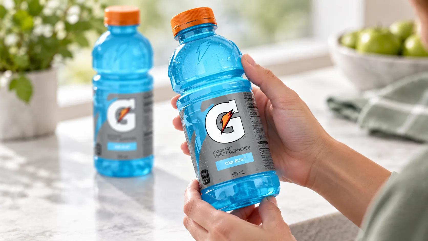 Kiểm tra bảng Nutrition Facts và thành phần trên chai Gatorade