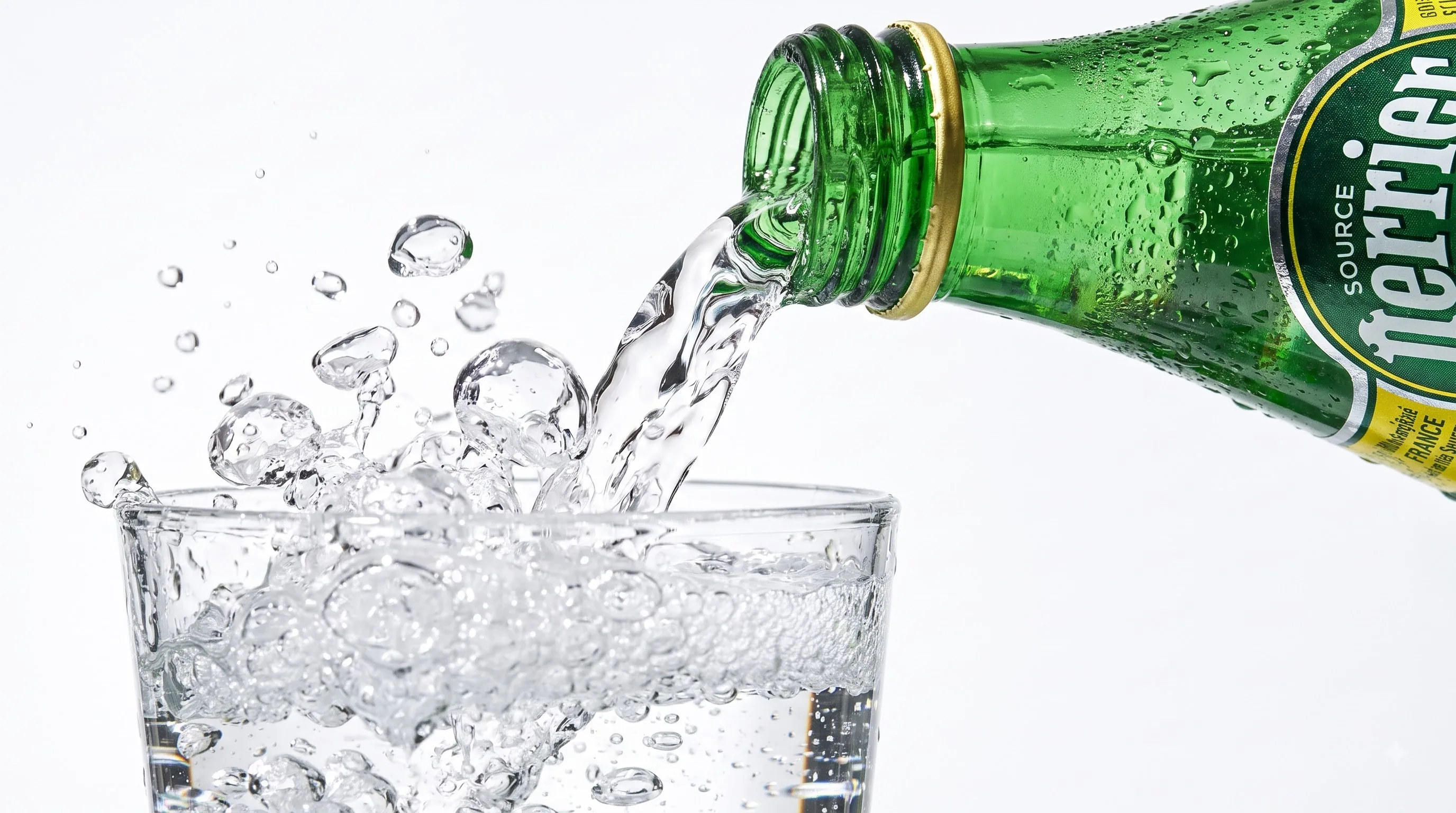 Cấu trúc bọt ga tự nhiên mạnh mẽ của nước khoáng Perrier Pháp