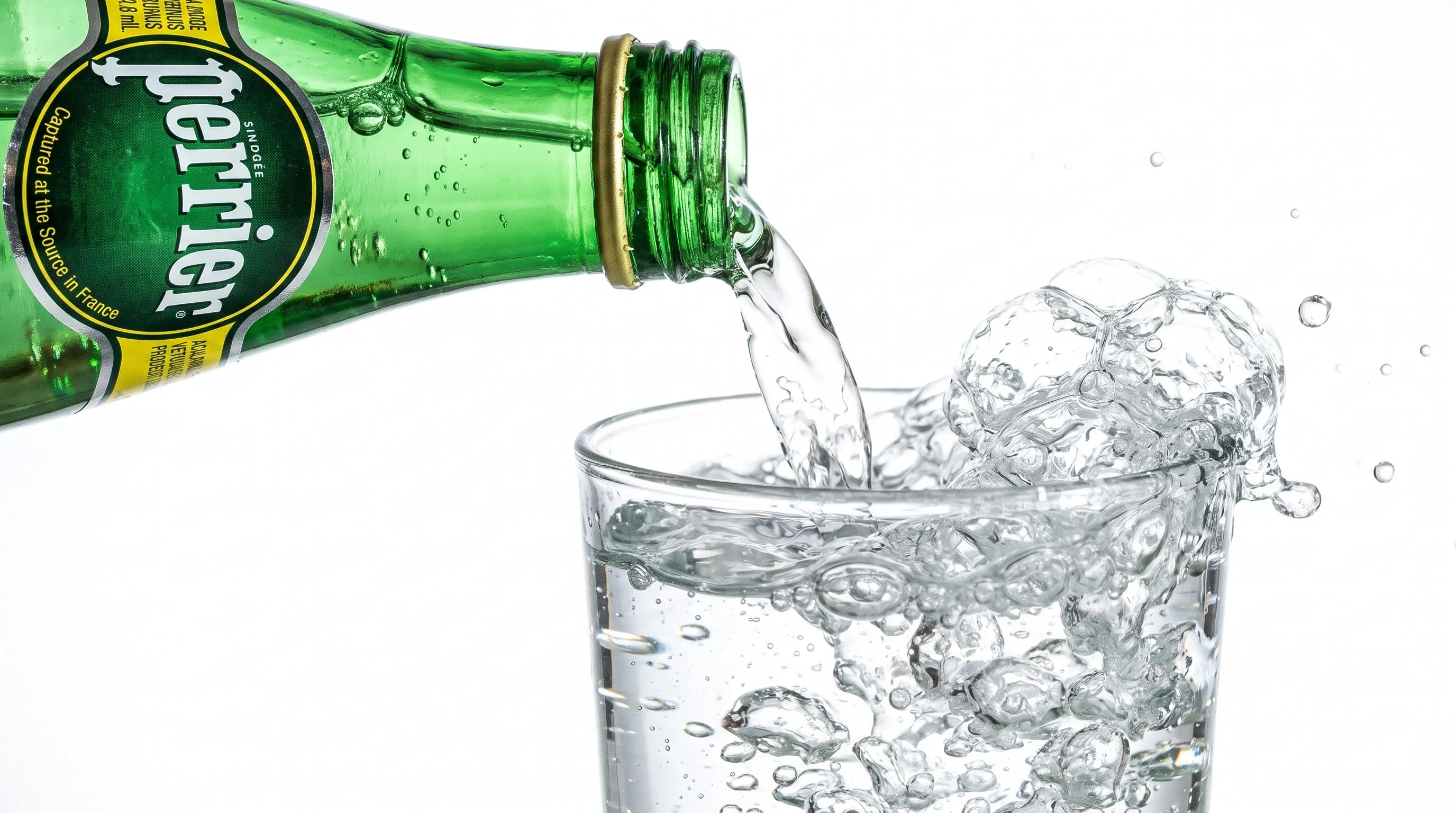 Đặc trưng bọt khí to và mạnh mẽ của nước khoáng sủi bọt Perrier Pháp